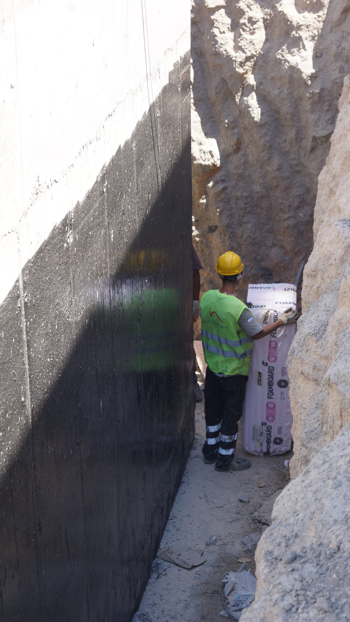 Vonart İzolasyon ekibi Bvlgari Mansions Bodrum şantiyesinde temel izolasyonu uygularken